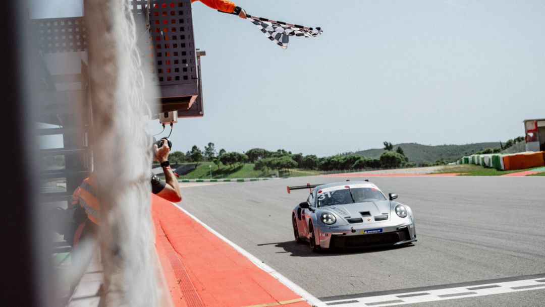 Jack Sherwood inaugure la nouvelle saison de GT3 Cup en empochant deux victoires  