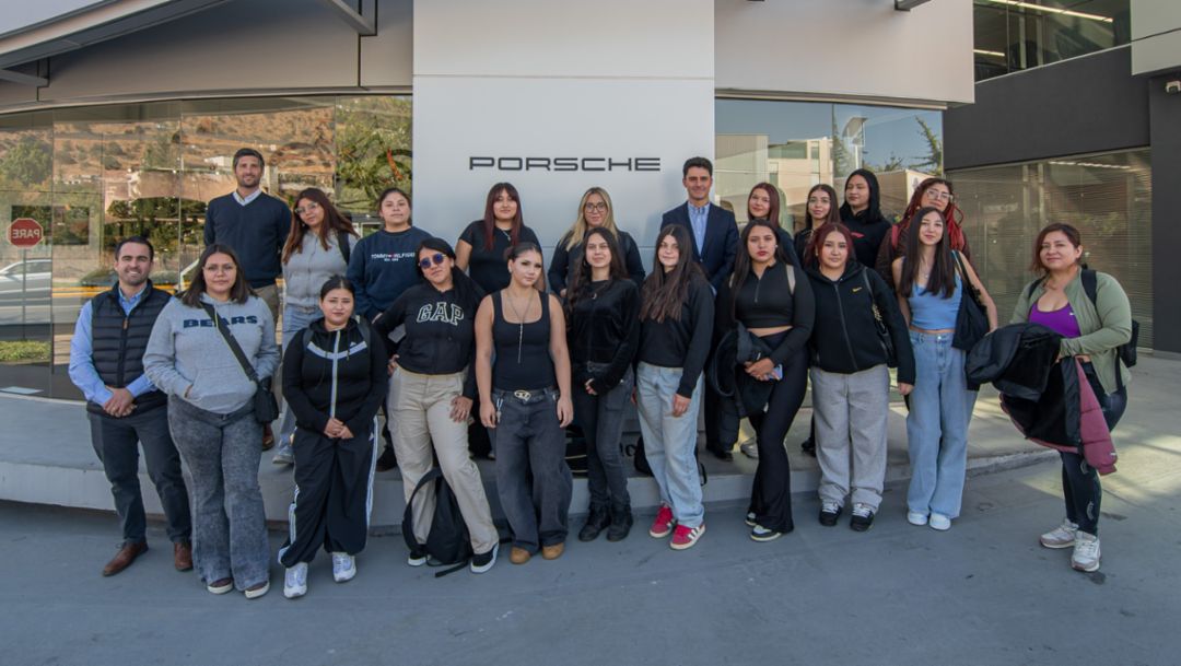 Porsche en Chile abre sus puertas a estudiantes de ingeniería automotriz y periodistas en el Mes de la Mujer