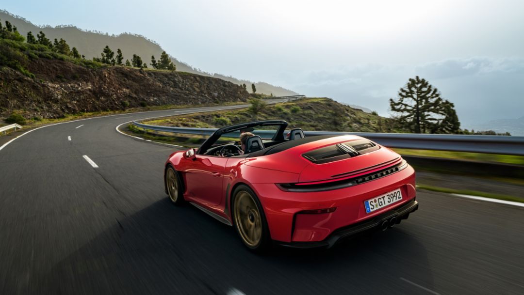 Una cabrio leggera con motore aspirato a regimi elevati e cambio manuale