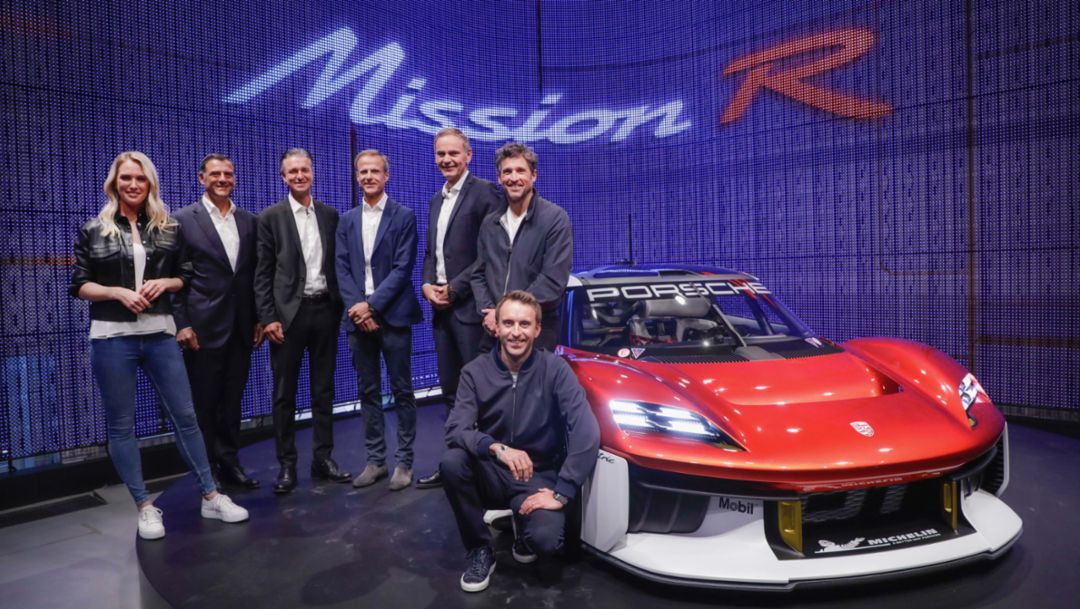 Ruth Hofmann, Michael Steiner, miembro del Consejo de Direcci&oacute;n de Porsche AG (Investigaci&oacute;n y Desarrollo), Lutz Meschke, Vicepresidente y miembro del Consejo de Direcci&oacute;n de Porsche AG (Finanzas y Tecnolog&iacute;as de la Informaci&oacute;n), Michael Mauer, Director de Dise&ntilde;o, Oliver Blume, Presidente del Consejo de Direcci&oacute;n de Porsche AG, Patrick Dempsey, embajador de Porsche, Timo Bernhard, embajador de Porsche (i-d), Mission R, IAA, 2021, Porsche AG