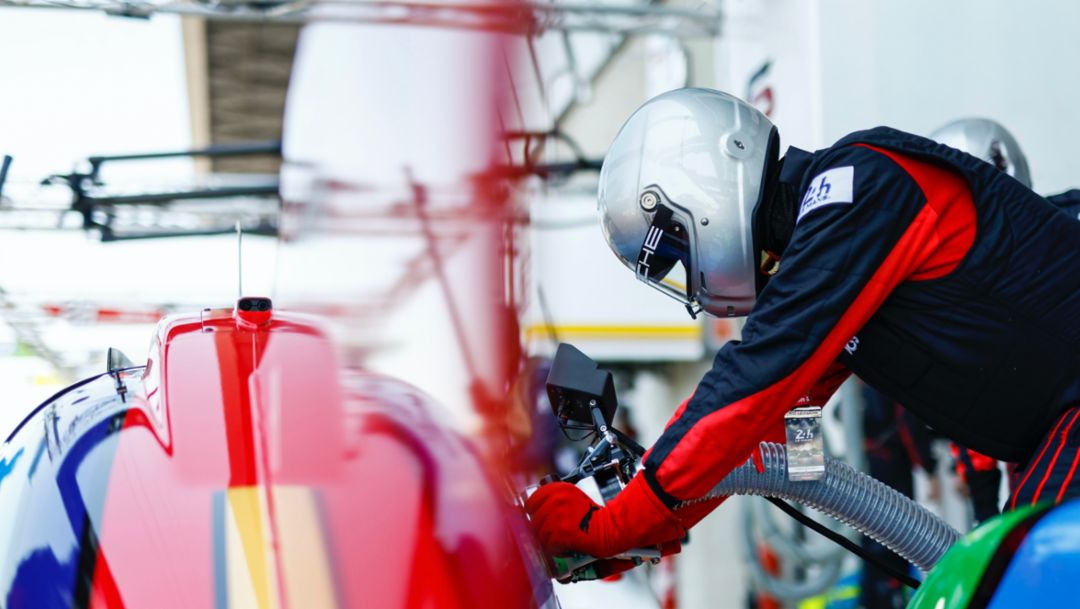 Mathieu Jaminet (F), Felipe Nasr (BR), Nick Tandy (UK), Porsche 963, Porsche Penske Motorsport (#75), Circuit de 24 Heures, France, 2023, Porsche AG 