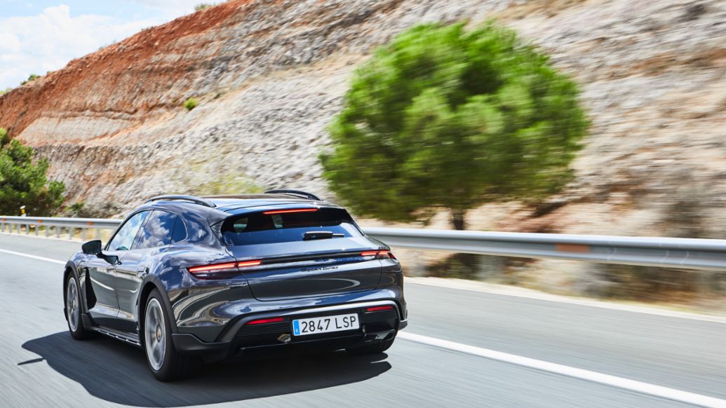 Porsche Taycan Turbo Cross Turismo, ruta Madrid - Valencia / Alicante - Madrid, 2021, Porsche Ib&eacute;rica