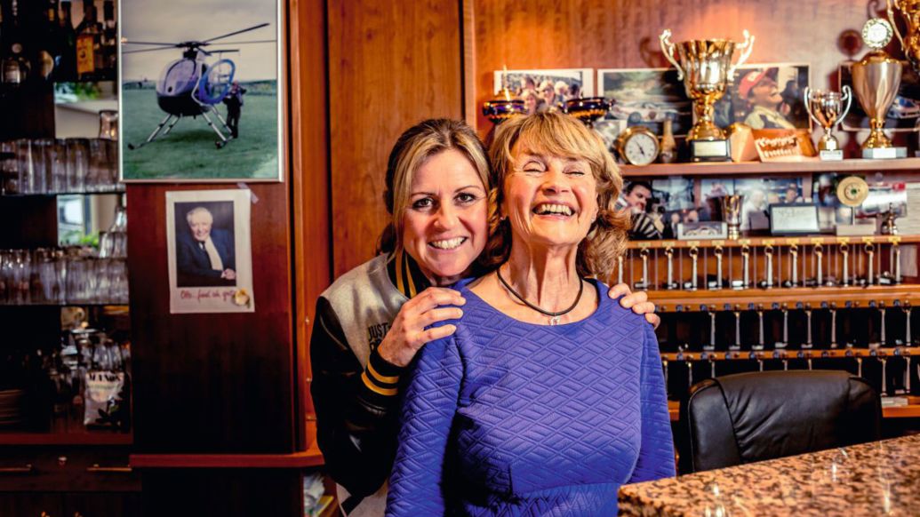 Sabine Schmitz y su madre, Uschi Schmitz (i-d), 2020, Porsche AG