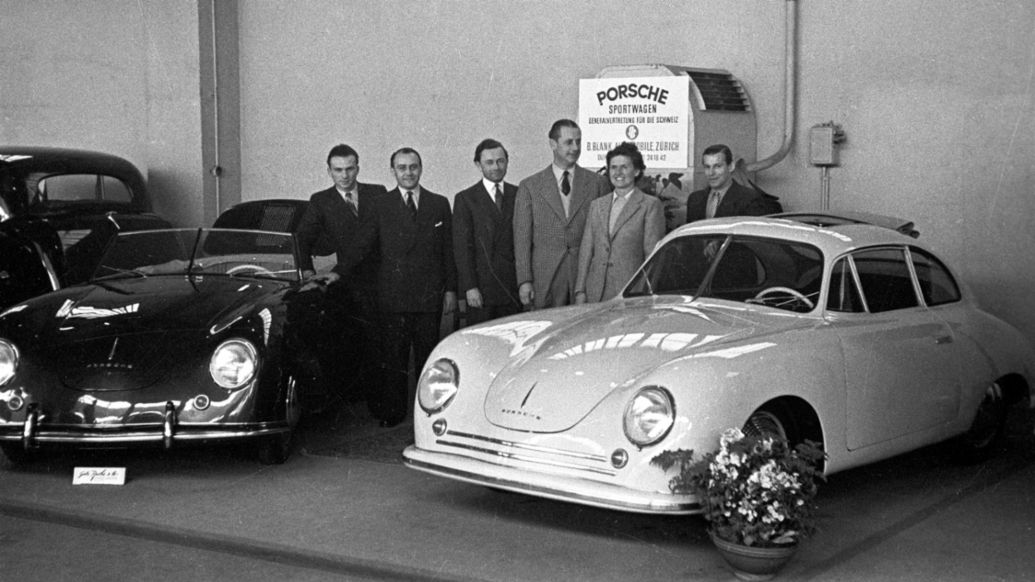 Heinrich Kunz, un comercial, Ferry Porsche, Bernhard Blank, Louise Pi&euml;ch, Ernst Schoch (i-d), Porsche 356, Sal&oacute;n de Ginebra de 1949, 2021, Porsche AG