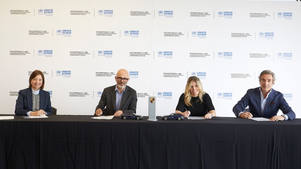 M&ordf; Bel&eacute;n Camba Barbolla, Directora de Proyectos Institucionales del Comit&eacute; Espa&ntilde;ol de ACNUR, Francesco Sciacca, Director General del Comit&eacute; Espa&ntilde;ol de ACNUR, Julia Bosch, Directora Financiera de Porsche Ib&eacute;rica, Tom&aacute;s Vill&eacute;n, Director General de Porsche Ib&eacute;rica (i-d), colaboraci&oacute;n Porsche Ib&eacute;rica - ACNUR para el programa "Emergencia en Ucrania", 2022, Porsche Ib&eacute;rica