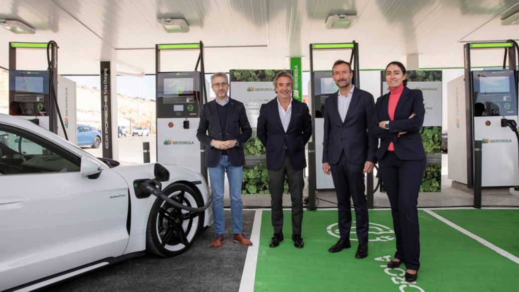 Arcadi Espa&ntilde;a, Conseller de Pol&iacute;tica Territorial, Obras P&uacute;blicas y Movilidad de la Comunidad Valenciana, Tom&aacute;s Vill&eacute;n, Director General de Porsche Ib&eacute;rica, Carlos Gonz&aacute;lez, Alcalde de Elche, Raquel Blanco, Directora Global de Smart Mobility de Iberdrola (i-d), inauguraci&oacute;n de estaci&oacute;n de carga ultrarr&aacute;pida, Comunidad Valenciana, 2022, Porsche Ib&eacute;rica