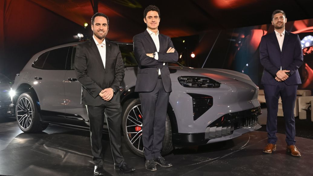 Gabriel Montenegro, Gerente Comercial Porsche en Chile; Vicente D&iacute;az, Brand Manager Porsche en Chile; Cristi&aacute;n Tagle, Gerente T&eacute;cnico Porsche en Chile, Lanzamiento Porsche Cayenne Electric, El Mercurio, Chile, 2026