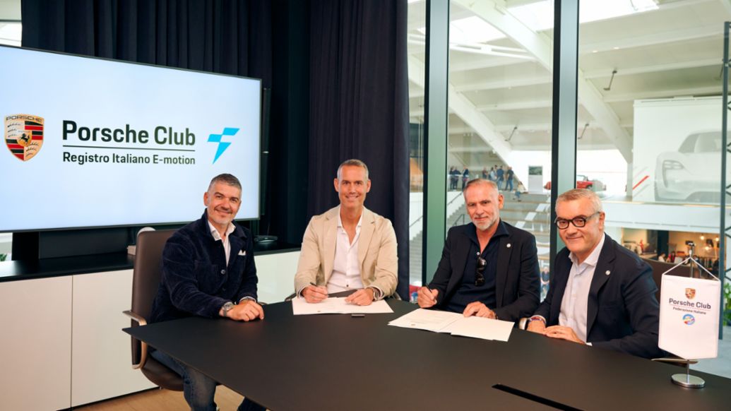 Da sinistra: Massimiliano Cariola, Direttore Marketing di Porsche Italia; Sebastian Mertke, Head of Global Community Management di Porsche AG; Alessandro Ceci, Presidente del Registro Italiano E-Motion e Andrea Gruppach, Presidente della Federazione italiana Porsche Club