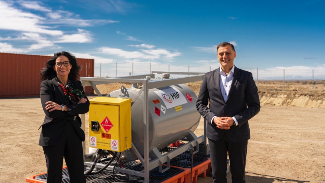 Barbara Frenkel, Member of the Executive Board for Procurement at Porsche AG, Michael Steiner, Member of the Executive Board for Development and Research at Porsche AG, l-r, 911, Haru Oni eFuels pilot plant, Punta Arenas, Chile, 2023, Porsche AG