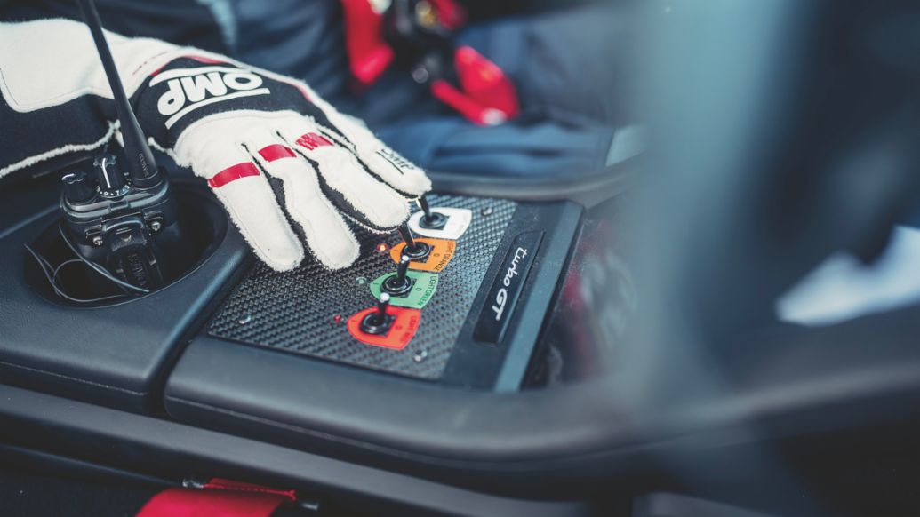 Taycan Turbo GT con paquete Weissach, coche de seguridad en F&oacute;rmula E, 2024, Porsche AG