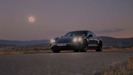 Taycan en el eclipse total de 2026