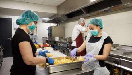 Porsche Compromiso Social: preparación de menús