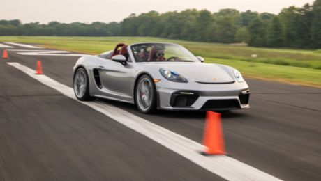 Nuevo récord mundial de eslalon con un Porsche 718 Spyder