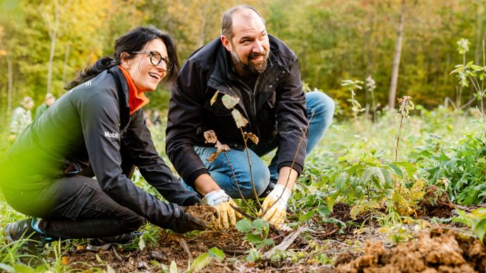 Barbara Frenkel, Vorständin für Beschaffung bei Porsche, Carsten Schumacher, Betriebsratsvorsitzender Betriebsrat Weissach, 2021, Porsche AG