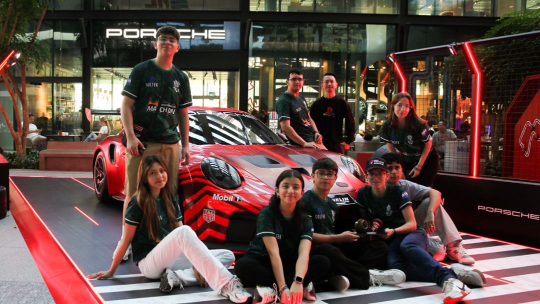 Porsche acompaña a estudiantes costarricenses en las finales mundiales de STEM Racing en Singapur
