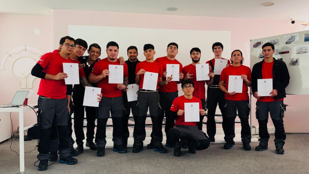  Porsche Center Santiago certifica a sus técnicos bajo estándar internacional Porsche