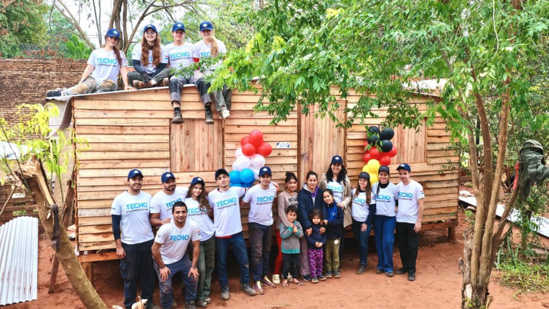Porsche impulsa acciones solidarias junto a TECHO con la donación de 15 viviendas de emergencia en Paraguay