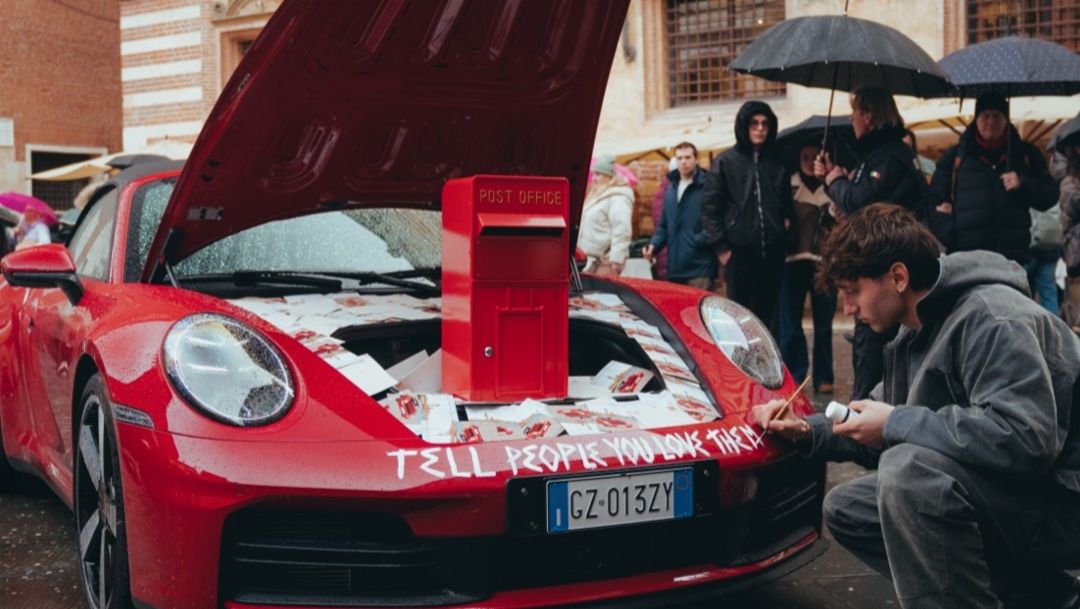 “TELL PEOPLE YOU LOVE THEM”: il messaggio d'amore globale che un'iconica 911 Rosso Carminio ha portato da Verona al mondo