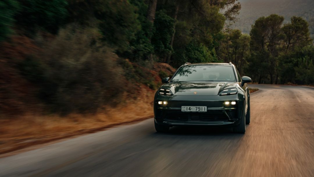 Porsche Centre Jordan showcases a Macan 4 by Porsche Exclusive Manufaktur 
