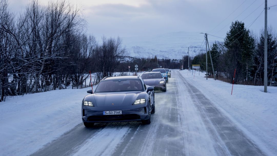 Un viaggio in elettrico nell'inverno scandinavo: con la Macan 4 e la Taycan Cross Turismo alla volta della stazione di ricarica rapida più a nord del pianeta