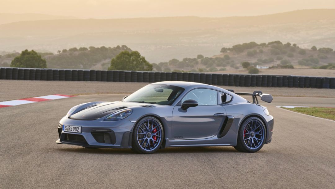 La nuova Porsche 718 Cayman GT4 RS