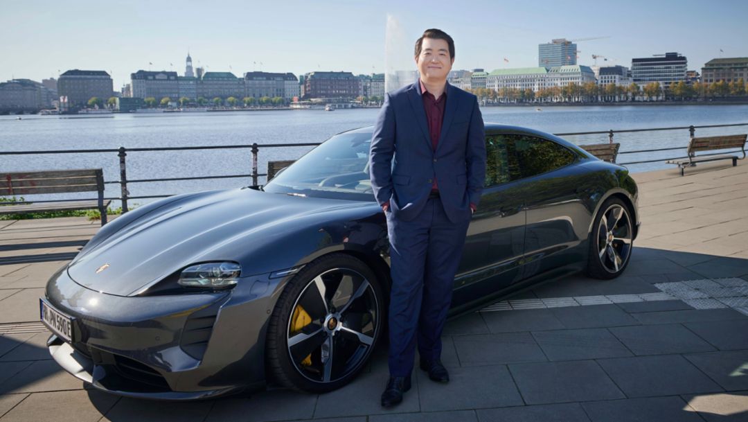 Taycan und Tasten: Cunmo Yin besucht die Elbphilharmonie