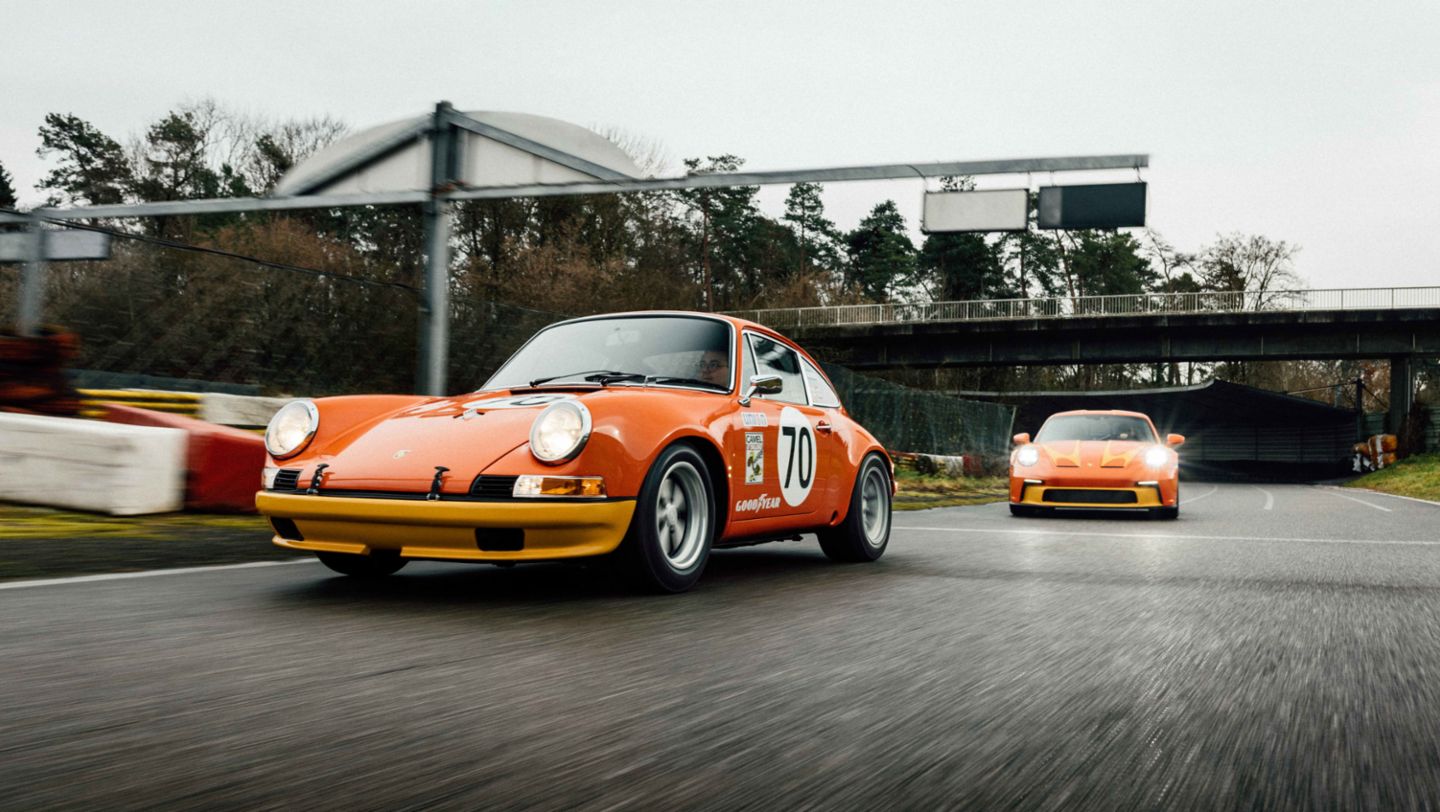 911 S/T de 1972 (delante) y 911 S/T de 2025, Porsche Suiza AG