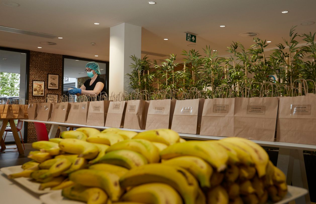 Porsche Compromiso Social, entrega de comidas, 2020, 40º aniversario de Porsche Ibérica (1984-2024)