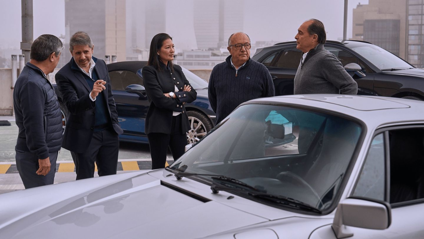 El 911 Carrera 3.2 de 1988 en Perú con sus propietarios, 2026, Porsche AG