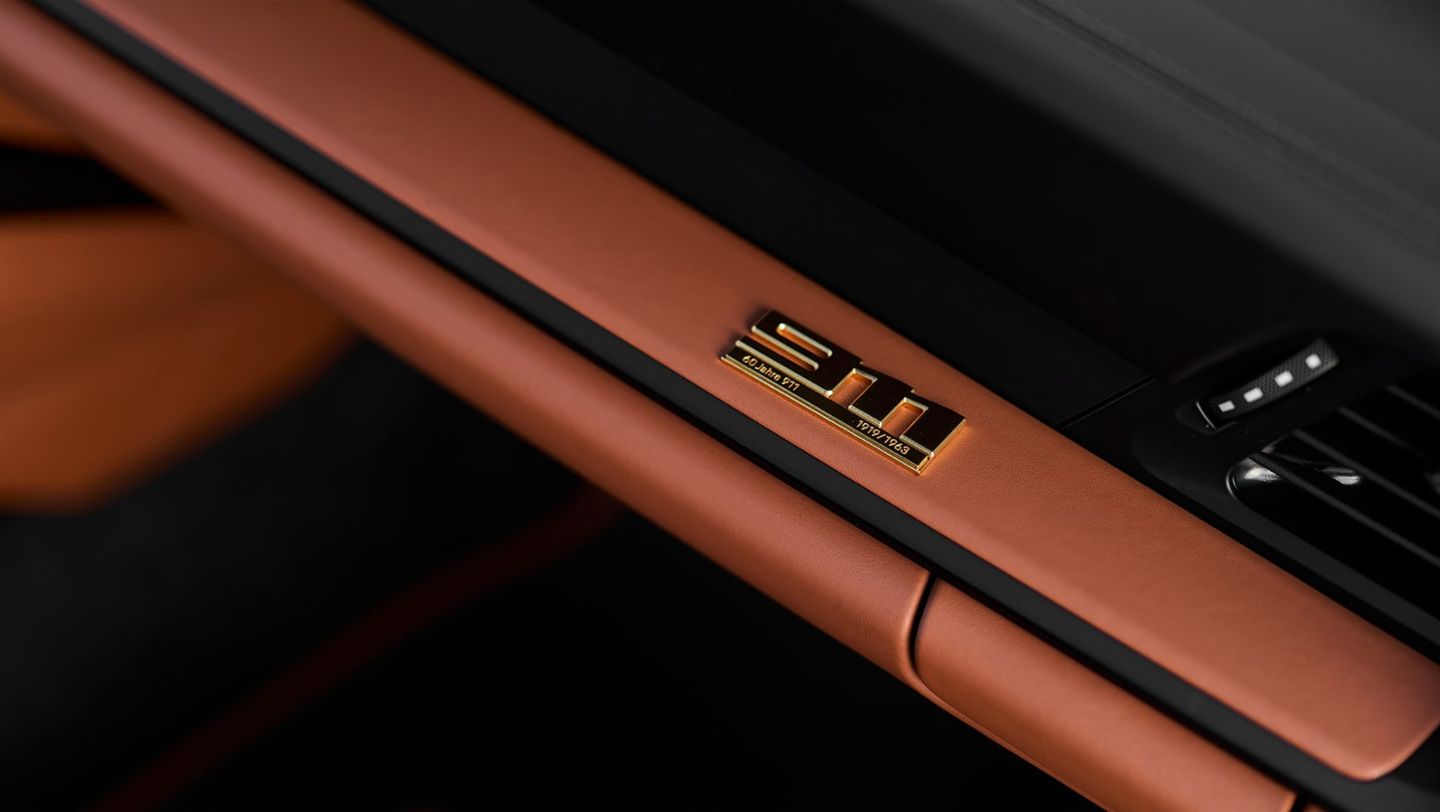 The Porsche logo and the 911 S/T model designation are kept in gold.