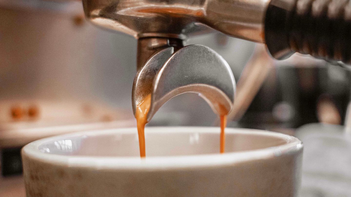 Coffee, DRVN by Porsche, Dubai, 2022, Porsche AG