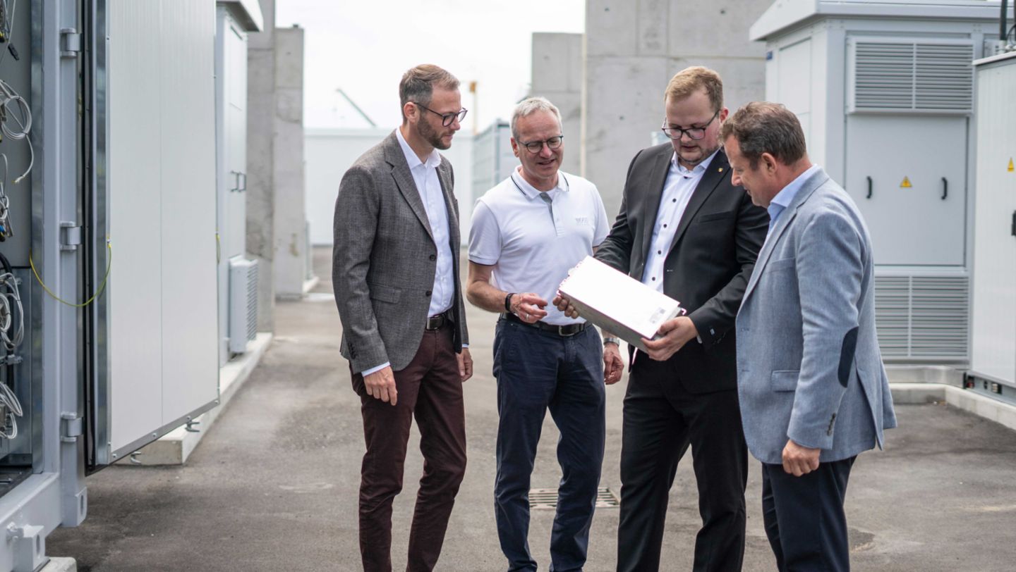Ruven Weichert, Commercial Director Porsche Leipzig GmbH, Jonathan Dietrich, Project Manager Porsche AG Battery Storage System Leipzig factory, Gerd Rupp, Chairman of the Management Board Porsche Leipzig GmbH and Alwin Schmid, Manager Electrical Engineering Porsche AG. (f.l.t.r), Battery storage system, Porsche Leipzig, 2024, Porsche AG