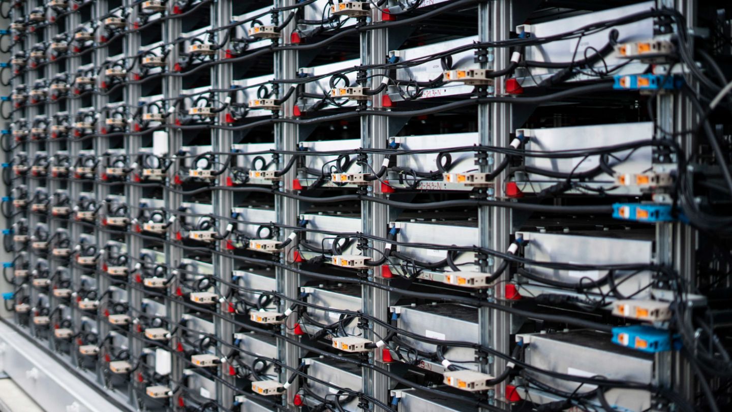 Sistema de almacenamiento con baterías equipado con módulos de los Taycan utilizados por I+D, Porsche Leipzig, 2024, Porsche AG
