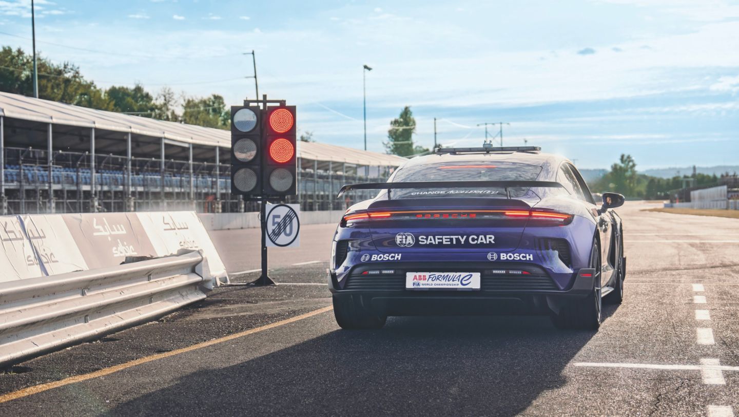 Taycan Turbo GT con paquete Weissach, coche de seguridad en Fórmula E, 2024, Porsche AG