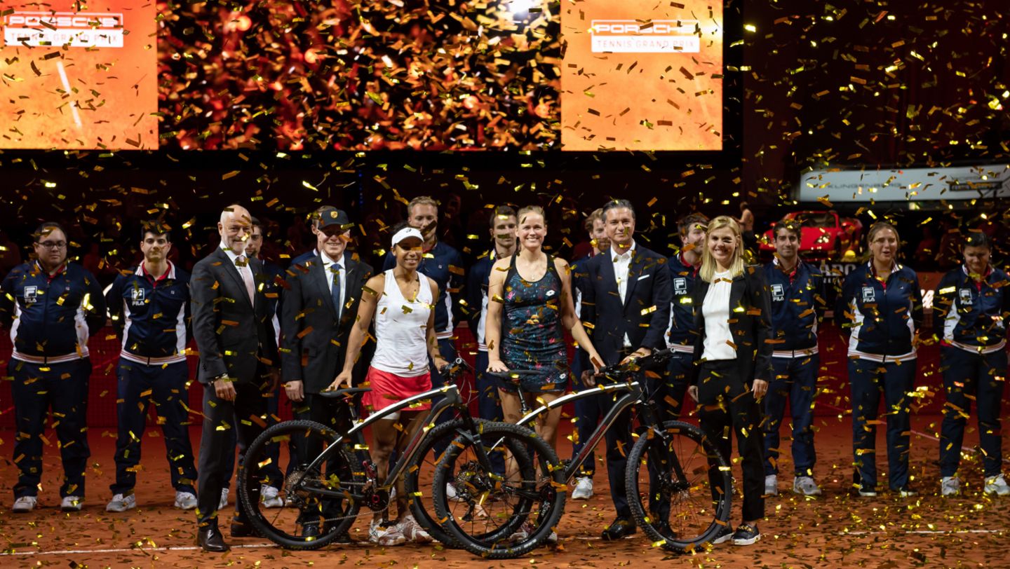 Markus Günthardt, Turnierdirektor, Andreas Haffner, Mitglied des Vorstandes, Personal- und Sozialwesen der Dr. Ing. h.c. F. Porsche AG, Raquel Atawo, Anna-Lena Grönefeld, Porsche Team Deutschland, Lutz Meschke, Stellvertretender Vorstandsvorsitzender und Mitglied des Vorstandes, Finanzen und IT der Dr. Ing. h.c. F. Porsche AG, Anke Huber, Sportliche Leiterin, l-r, Porsche Tennis Grand Prix 2018, Finale, Stuttgart, 2018, Porsche AG